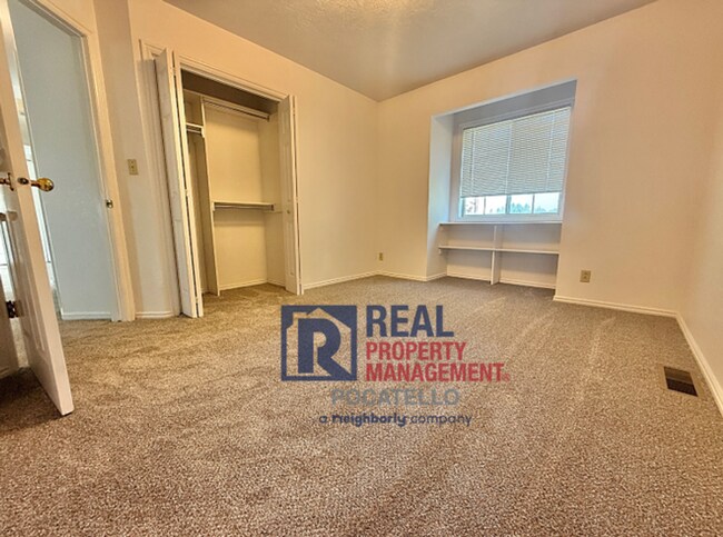 Building Photo - Beautiful 4 bed 2 1/2 bath - 3 car garage