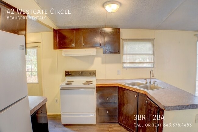 Building Photo - 42 Westgate Cir