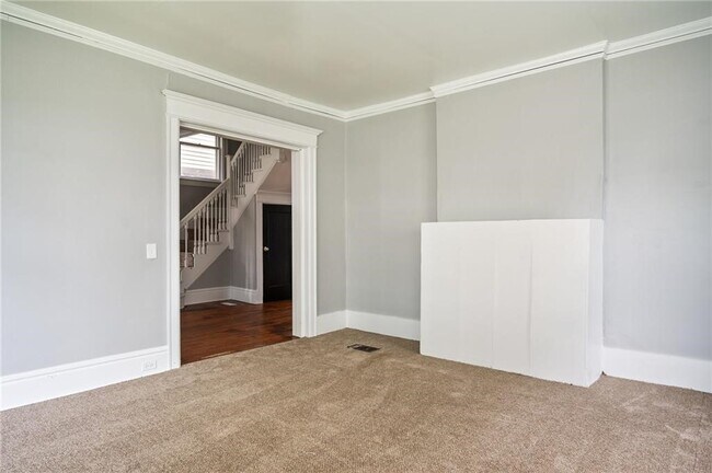 Building Photo - 117 Kenwood Ave