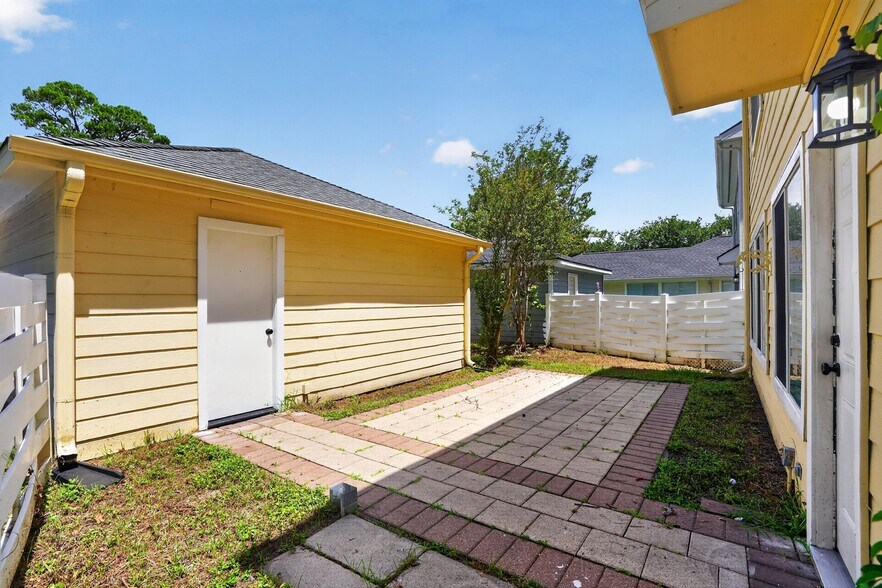 Building Photo - 18827 Atasca Oaks Dr