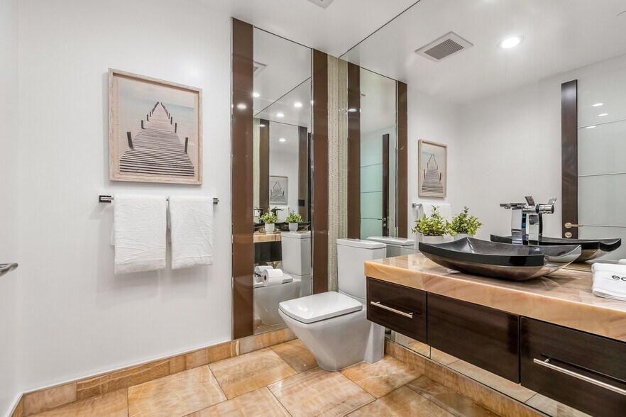 Powder Room - 1318 Roxbury Dr