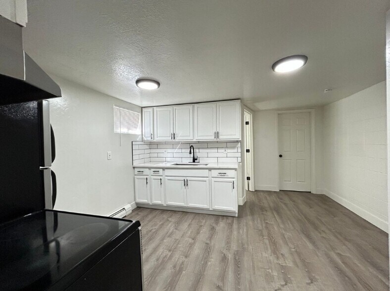 Building Photo - 1733 S Richards St