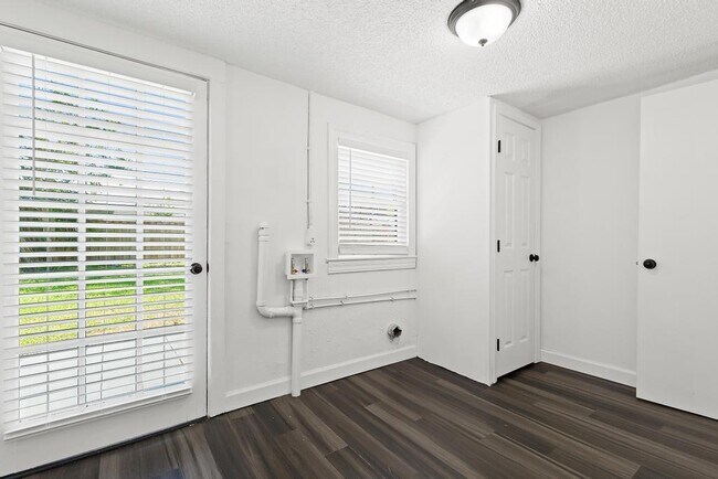 Building Photo - 1356 Lechlade St