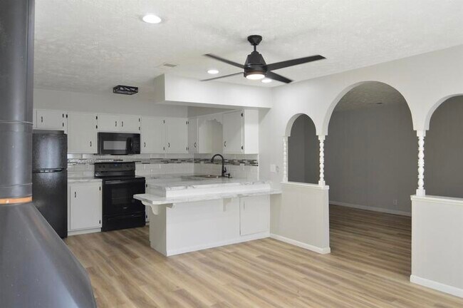 Building Photo - 6505 S 46th St