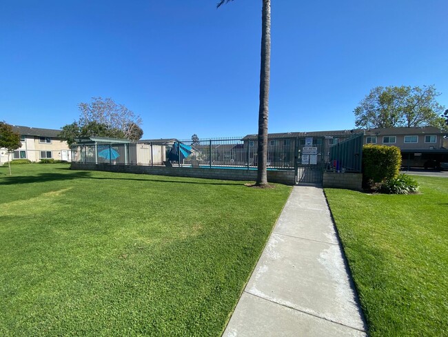 Building Photo - Two Bedroom Huntington Beach Townhouse w/ ...