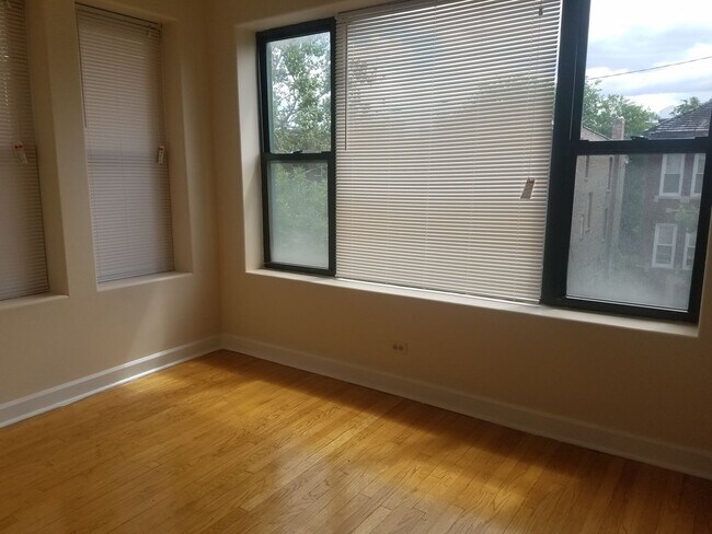 Building Photo - South Shore Gem