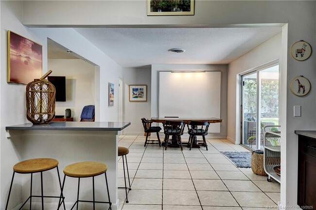 Building Photo - 905 SE Flamingo Ave