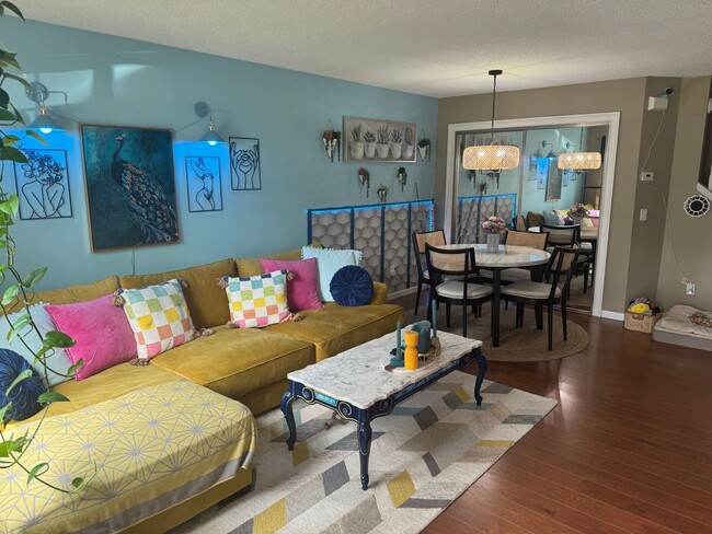 Building Photo - Updated 2 Br / 2 Ba End Unit TH w/ 2-Car G...