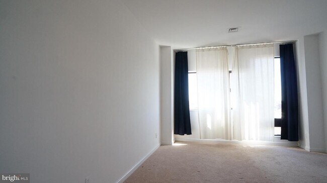 Building Photo - 10 E Lee St