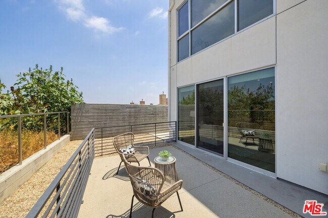 Building Photo - 957 Figueroa Terrace