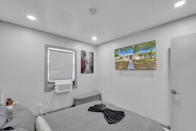 Building Photo - 824 S 20th Ave