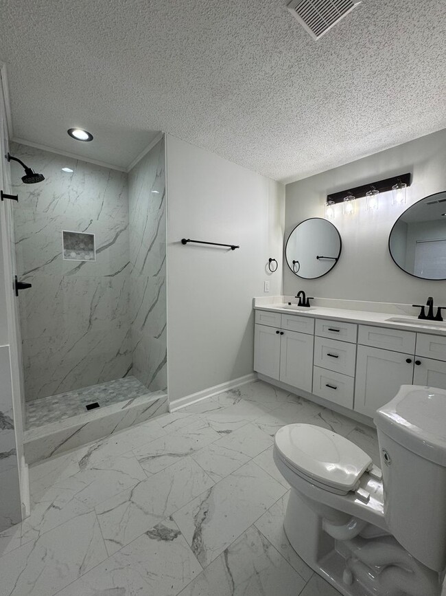 Building Photo - 3bed/2bath+Garage GSO!!