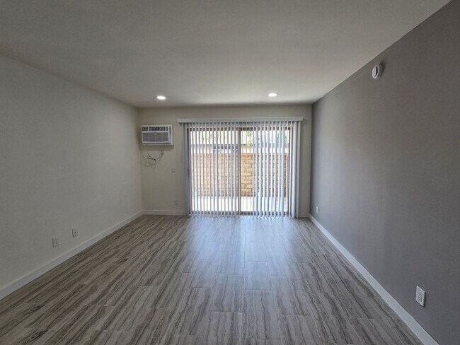 Building Photo - Upgraded Downstairs One Bedroom Unit in Orange