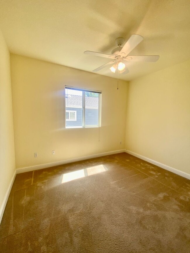 Building Photo - West Davis 5 Bedroom Home