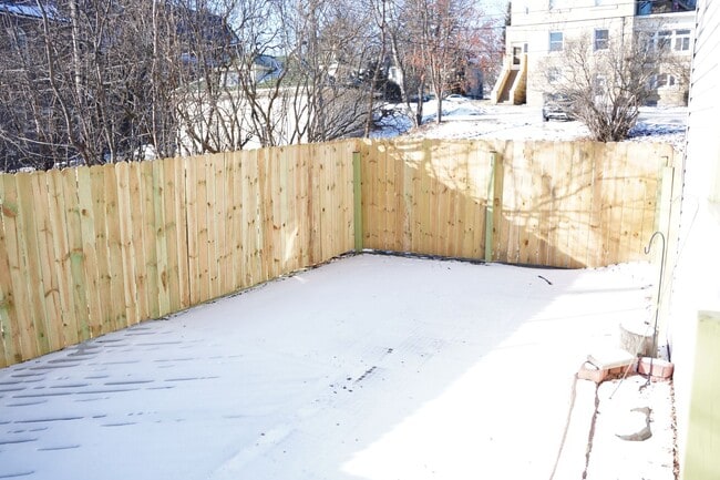 Building Photo - AVAILABLE JUNE - 3 BED 1 BATH