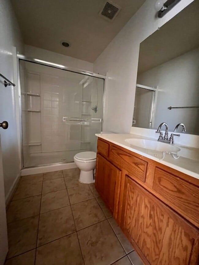 Building Photo - Available now! 5 Bedrooms and 4 full Bathr...