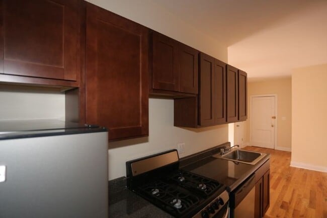 Building Photo - 727 W Cornelia Ave