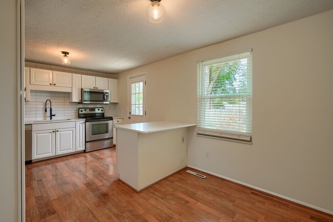 Building Photo - 651 Dovalon Pl
