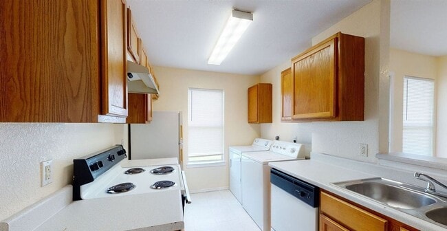 Building Photo - AVAILABLE NOW! - FULLY FURNISHED