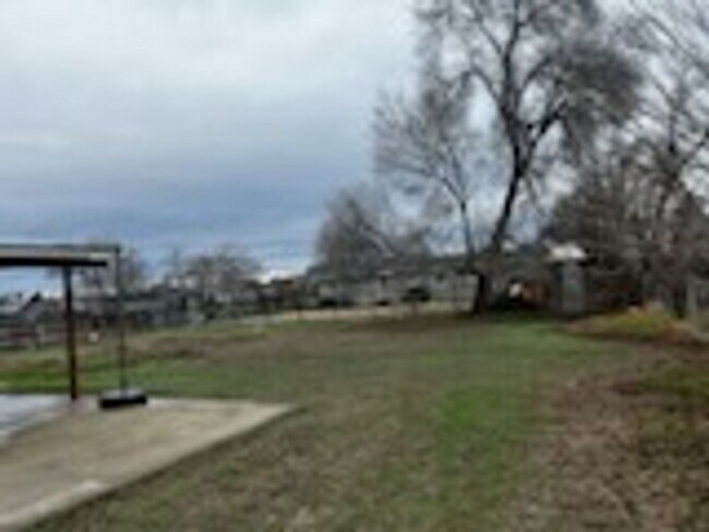 Building Photo - A Little Bit of Country Still Close To Town