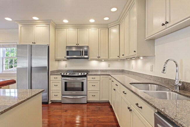 Building Photo - 3027 Chestnut St