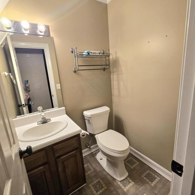 Building Photo - 2700 Thackery Rd