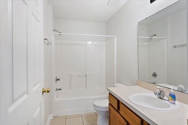 Building Photo - Great condo! New AC system!