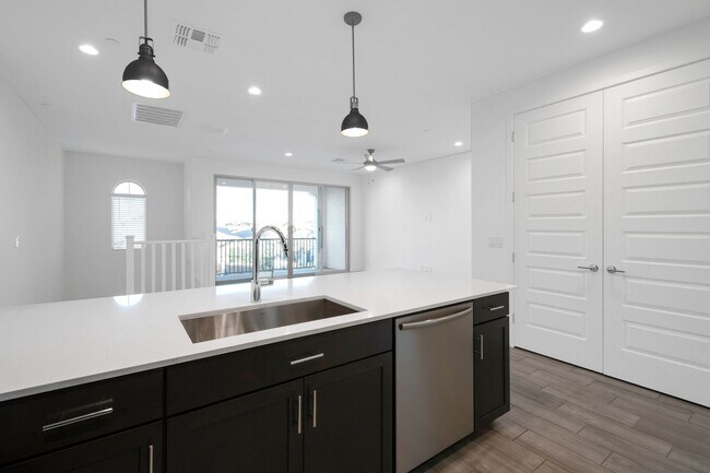 Building Photo - Like New Luxurious Modern 3 Bedroom 2 Bath Townhome in Warner Meadows