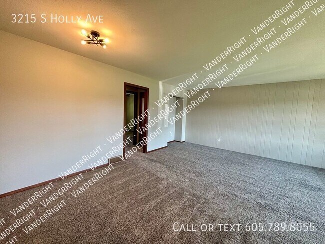 Building Photo - Updated 3 Bedroom 2 Bathroom!