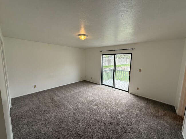 Building Photo - Large Five Bedroom Home, Sandy, 2500 sq ft, New Paint, New carpet, New Flooring