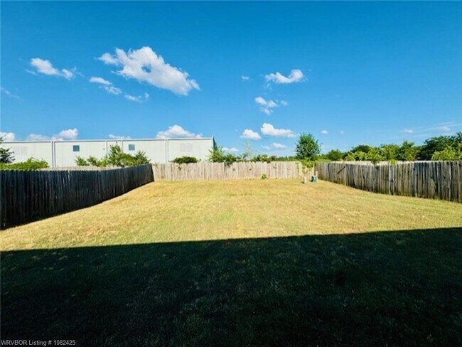Building Photo - 6601 Huntington Ct