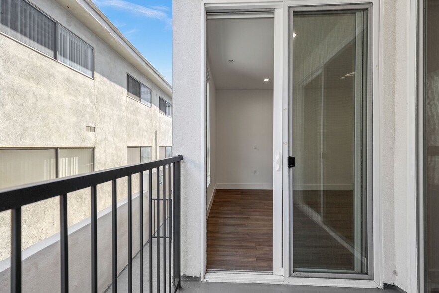 Building Photo - 1265 Barry Ave