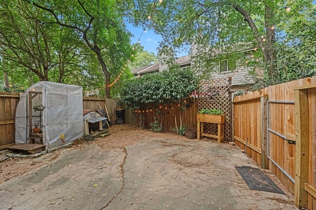 Building Photo - 17 E Willowood Ct