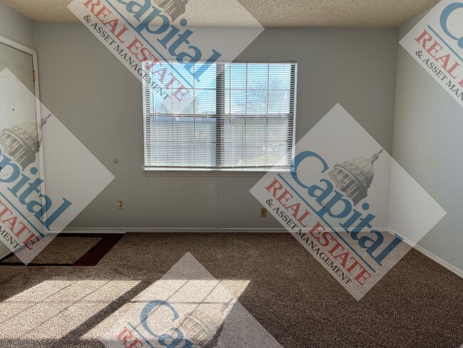 Building Photo - Spacious 2 bedroom Apartment