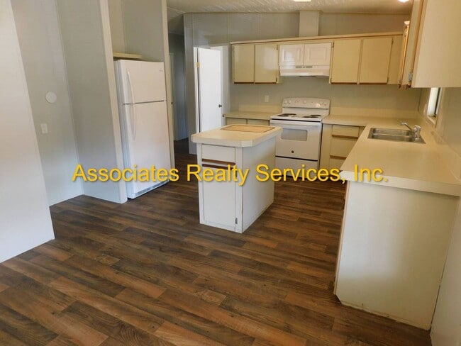 Building Photo - Secluded home in the country!