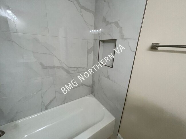 Building Photo - 22525 Maison Carree Square