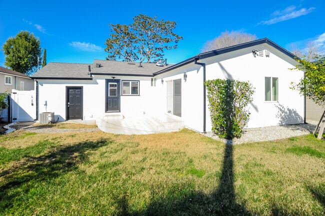 Building Photo - 5826 Jamieson Ave