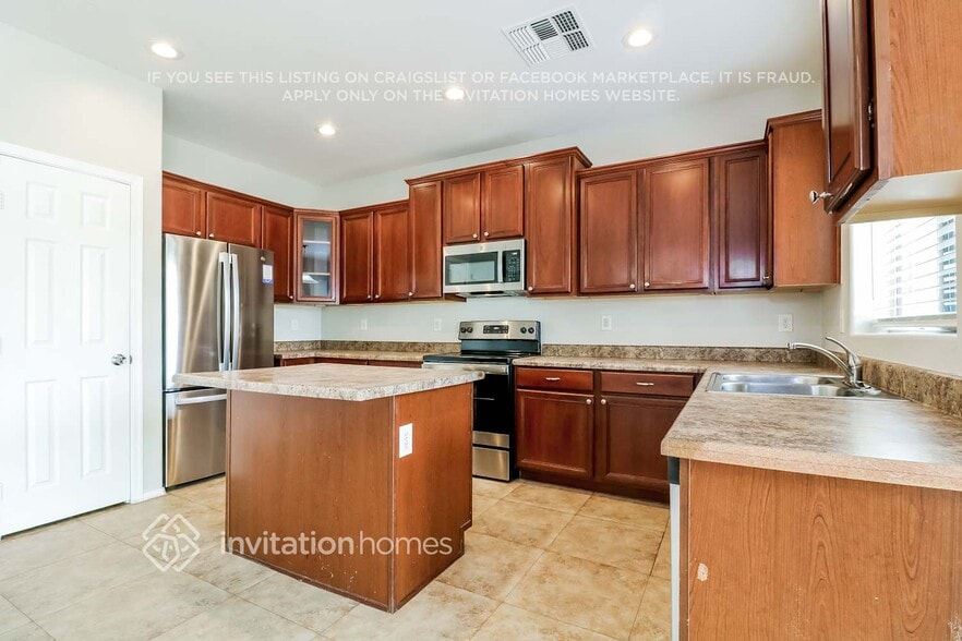 Building Photo - 8806 W Gardenia Ave