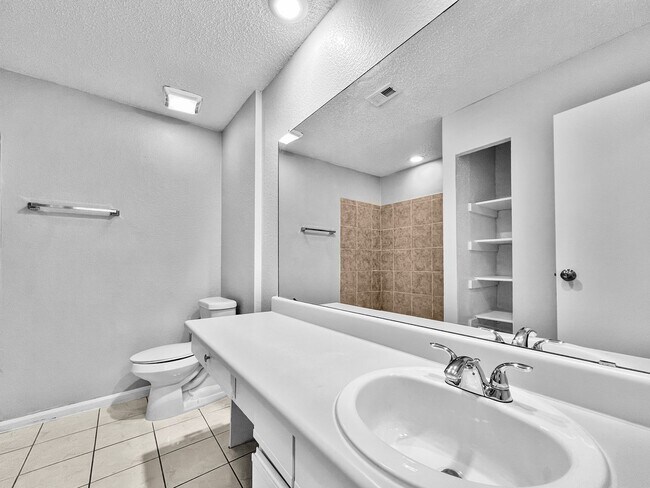 Building Photo - Charming 3-Bed, 2-Bath Home in Lewisville with Open Floor Plan & Fireplace