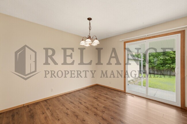 Building Photo - 516 N Lakeside Dr