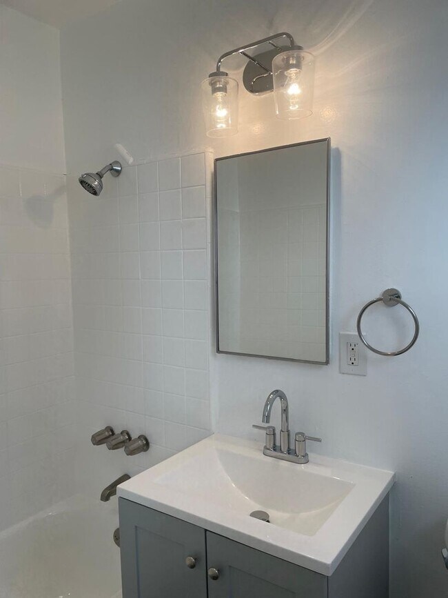 Interior Photo - 6121 Crenshaw Blvd