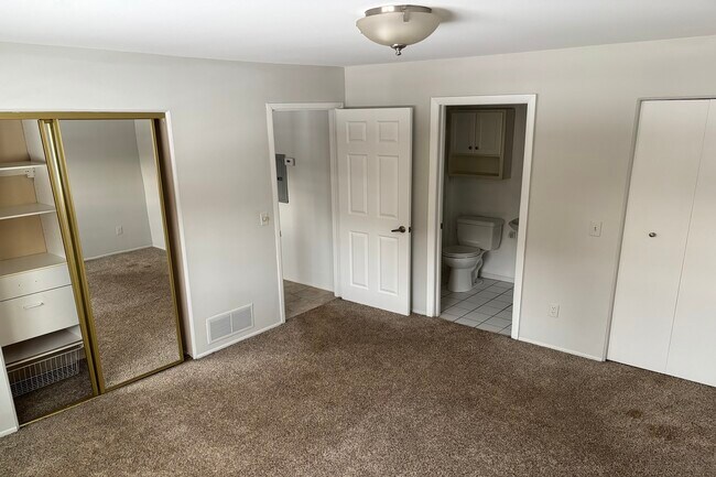 Building Photo - 689 E Fox Hills Dr