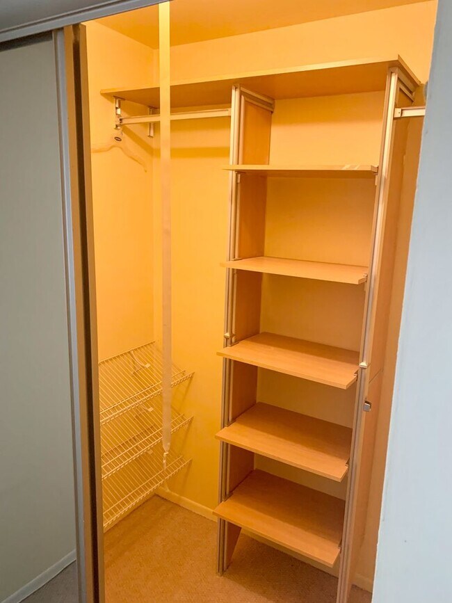 Building Photo - Amazing 1-Bedroom Condo at Bentley Square ...