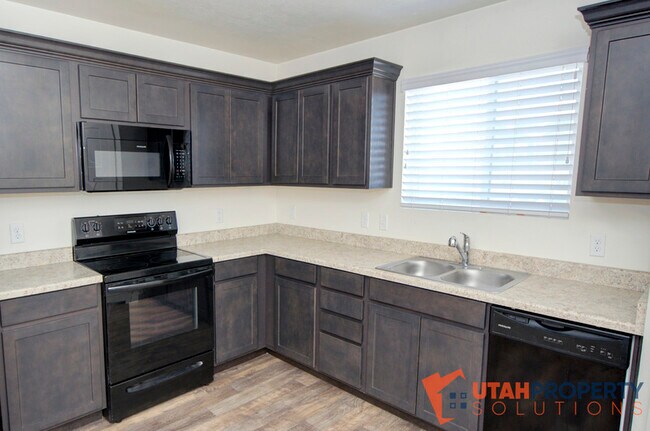 Building Photo - 8172 Broken Spoke Ln