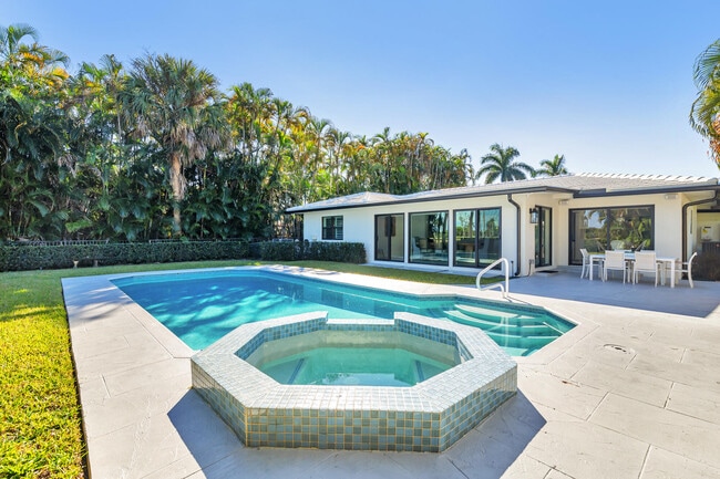 Building Photo - 328 N Lakeside Dr