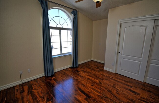 Building Photo - NE Heights Home