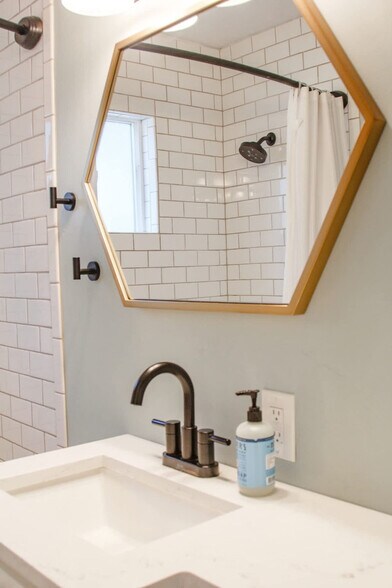 Building Photo - 920 W Lemp St