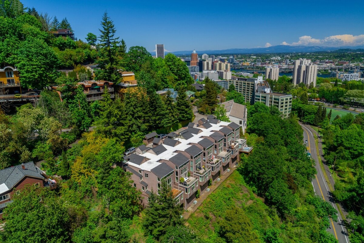 Building Photo - 852 SW Broadway Dr