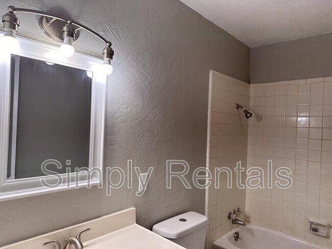 Building Photo - 403 Main St