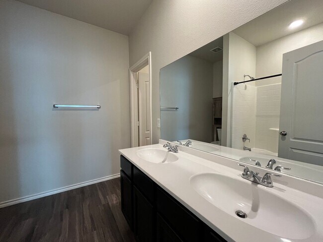Building Photo - 917 Martin St
